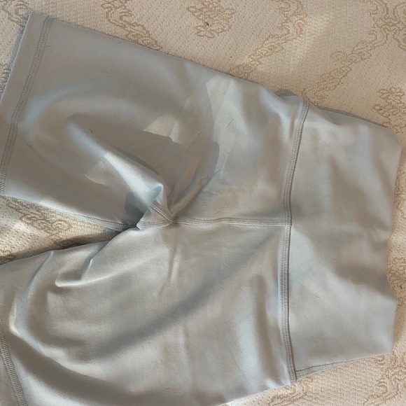 7 inch biker shorts in ice gray